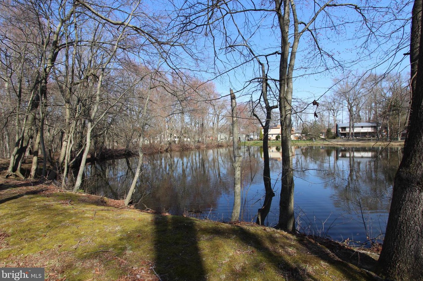 100 Red Stone Rdg, West Deptford NJ 08096-4135 exterior