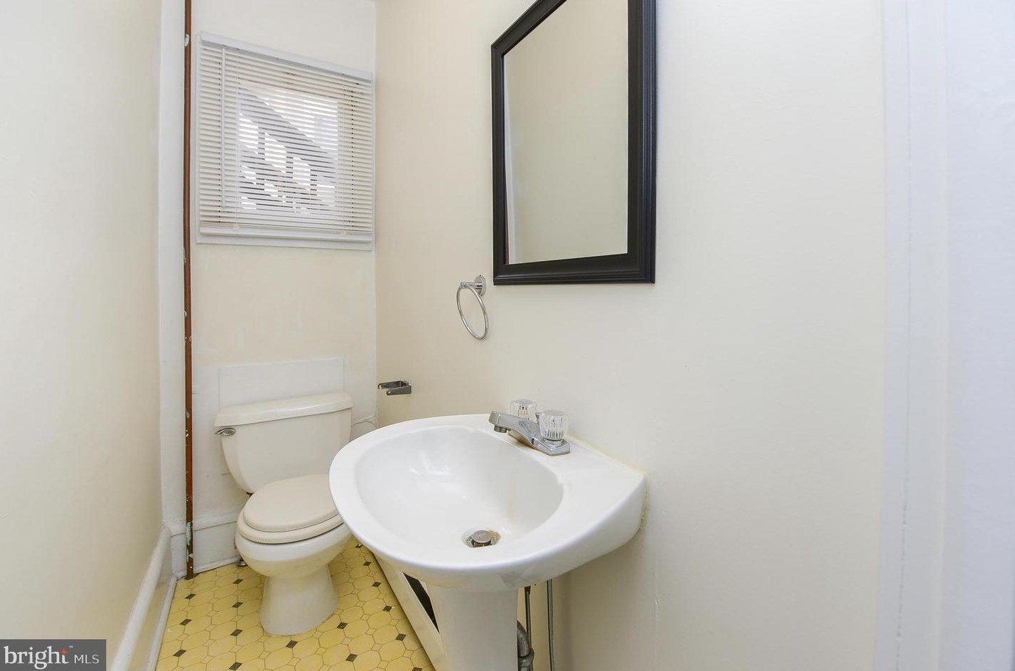 305 Broad St, West Deptford NJ 08096-1055 exterior