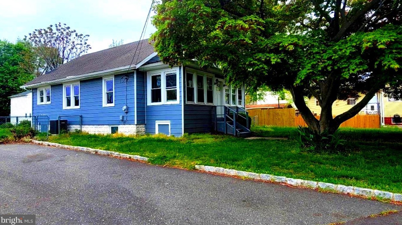 47 Moore Ave, West Deptford NJ 08093-1621 exterior