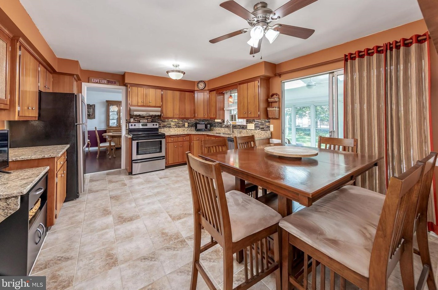 425 Oak Ave, West Deptford NJ 08096-4413 exterior