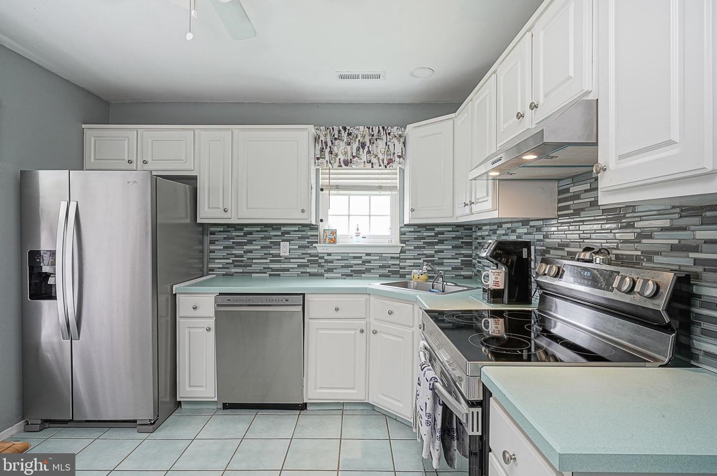 21 Pinecrest Dr, West Deptford NJ  08096-6736 exterior