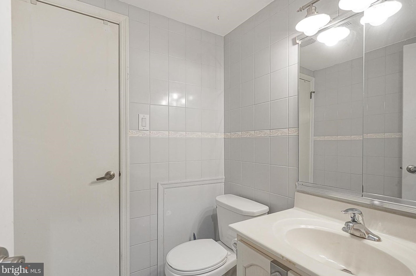 21 Pinecrest Dr, West Deptford NJ  08096-6736 exterior