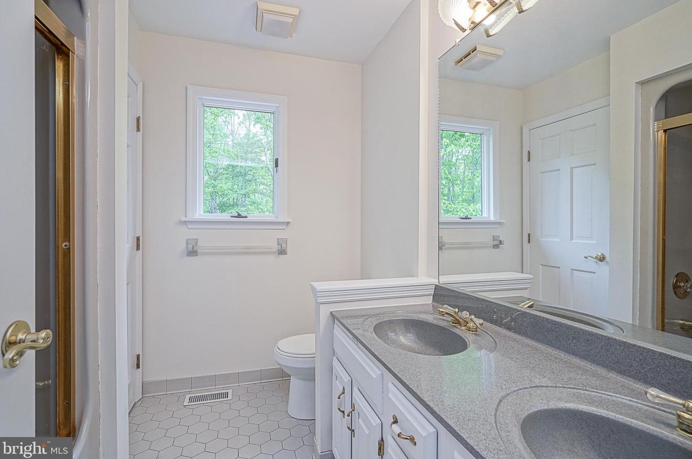 2 Laurel Dr, Harrison Township NJ 08062-9653 exterior