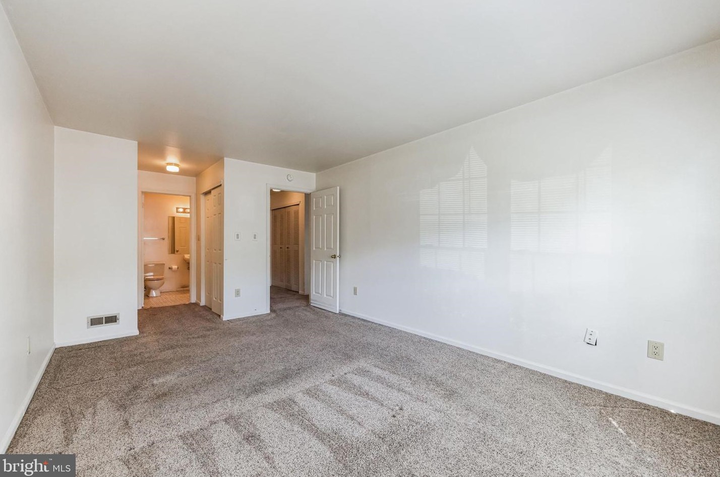 107 Steeplechase Ct, West Deptford NJ  08096-6815 exterior