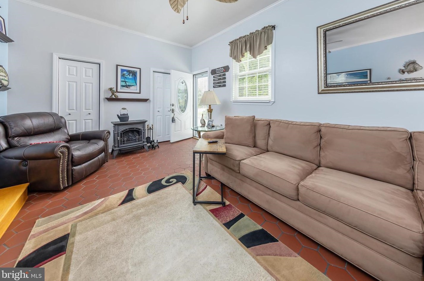 801 May Ave, West Deptford NJ 08096-4748 exterior