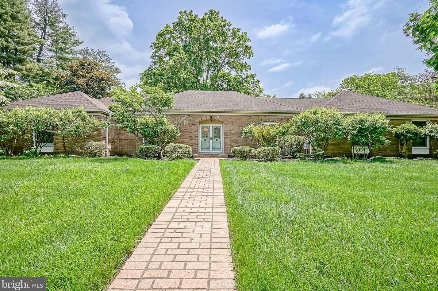 713 Maegus Dr, West Deptford NJ  08096-3142 exterior