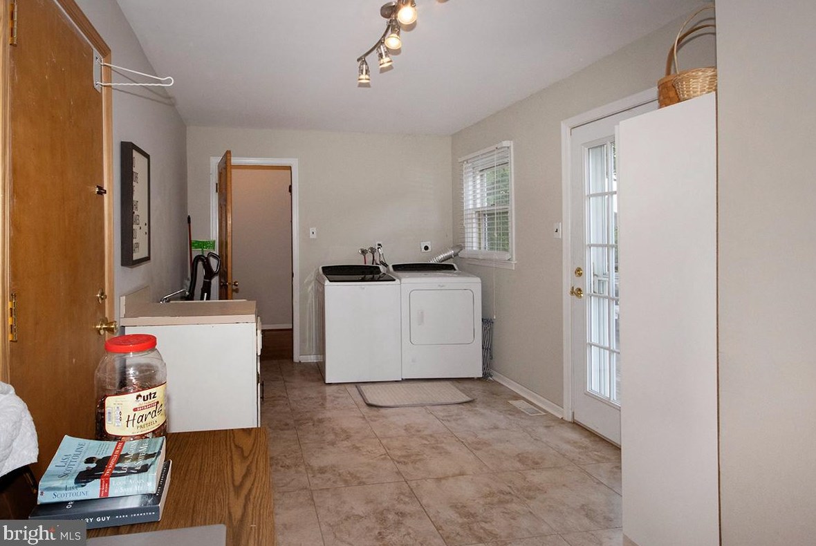 831 Canal St, Blenheim NJ 08012-1033 exterior