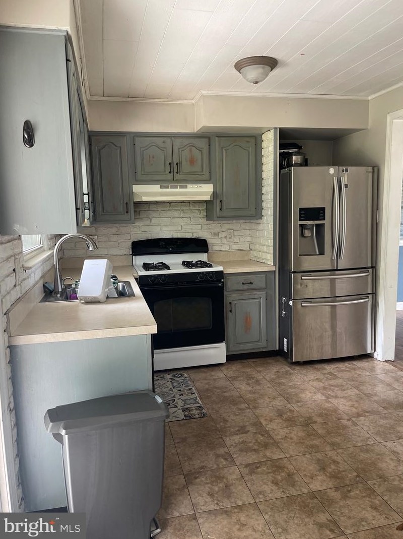 131 Military Dr, West Deptford NJ 08063-1556 exterior