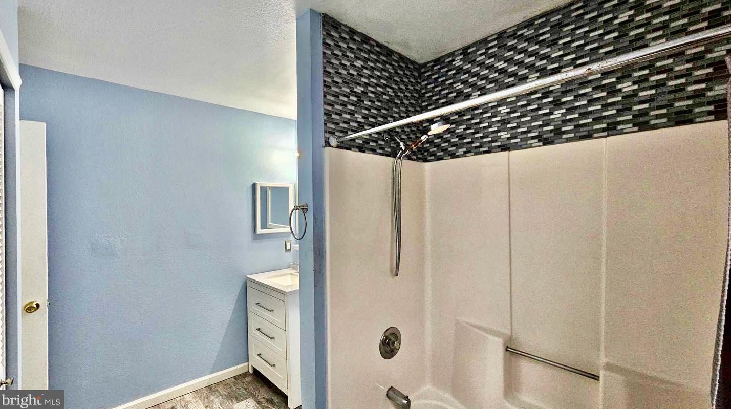 1195 Tristram Cir, West Deptford NJ  08051-2264 exterior