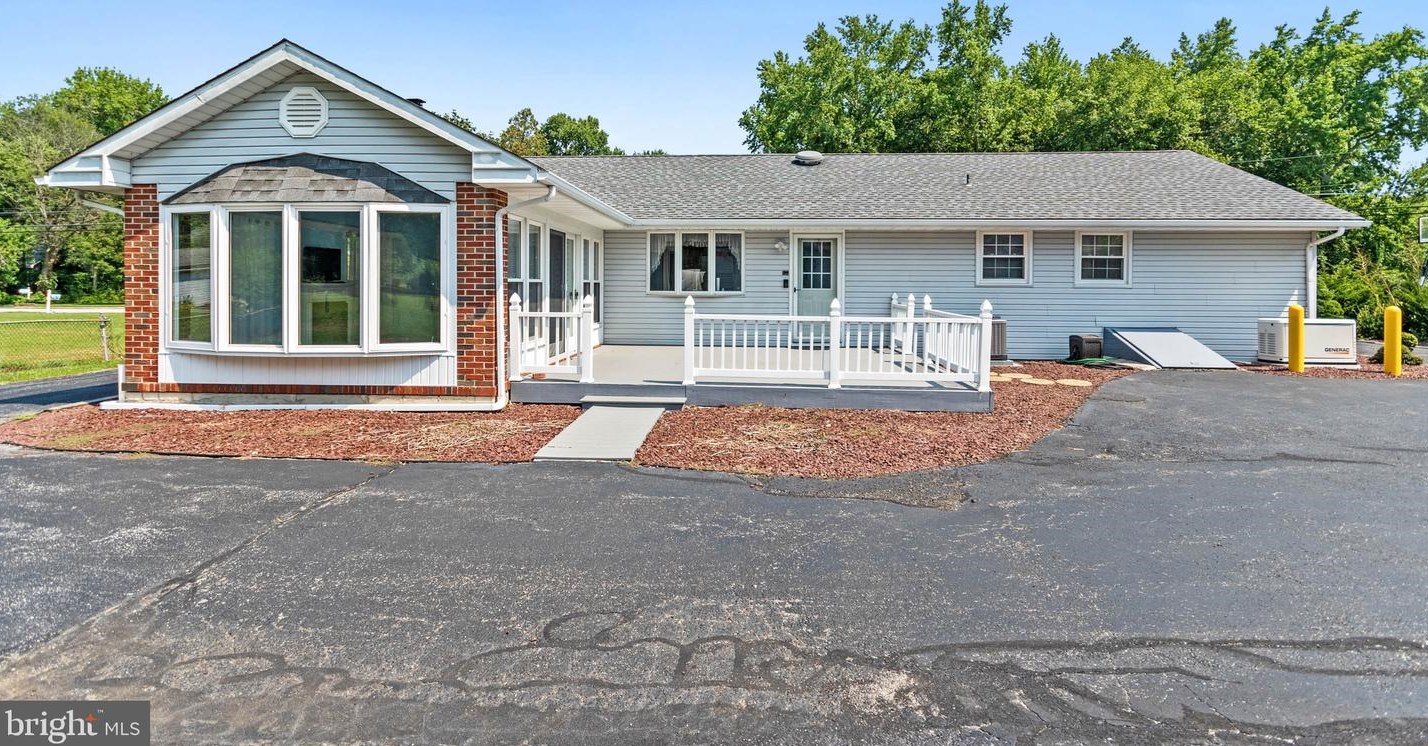 335 Pittsfield St, Pennsville NJ 08070-1924 exterior