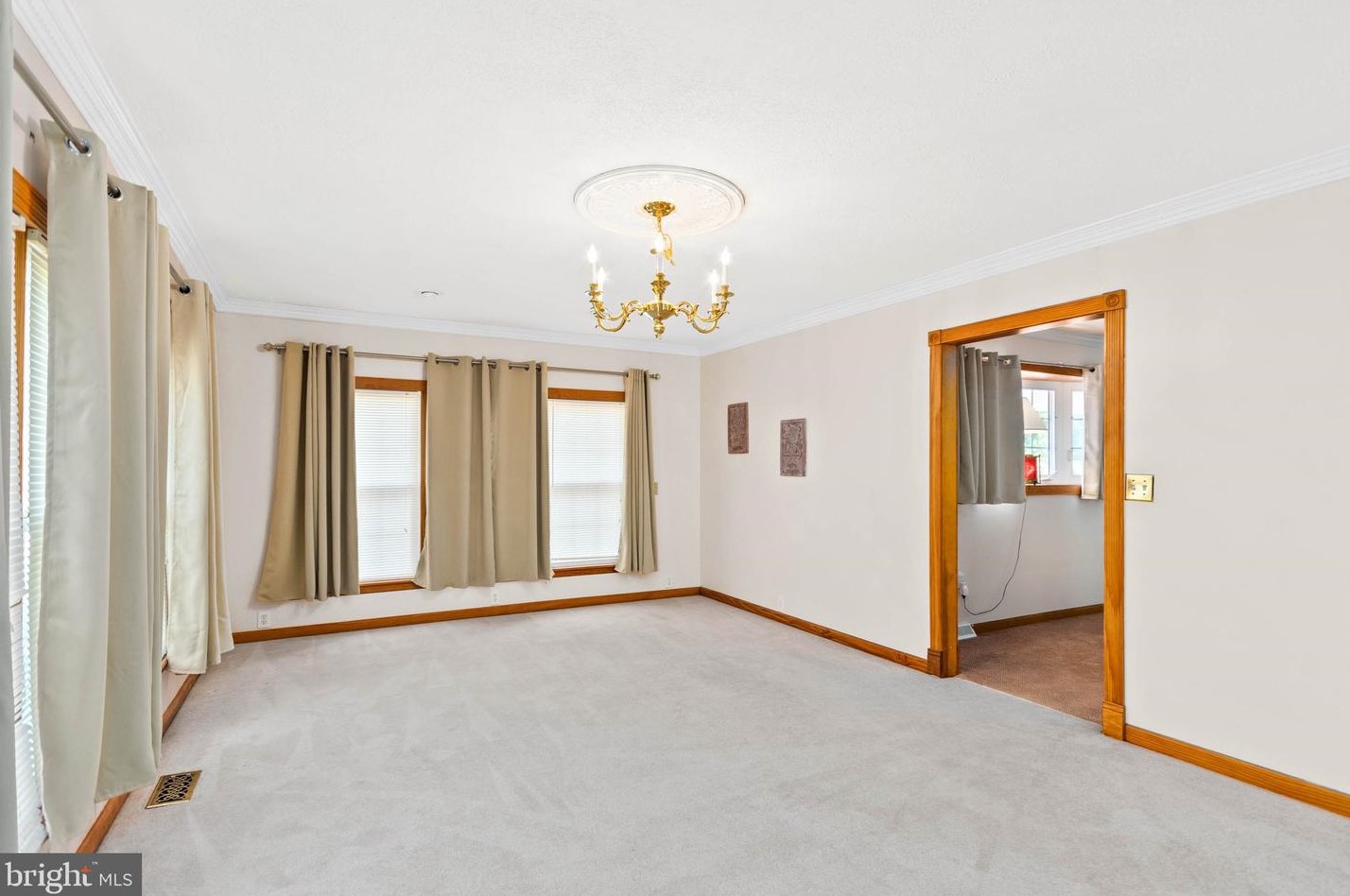 335 Pittsfield St, Pennsville NJ 08070-1924 exterior