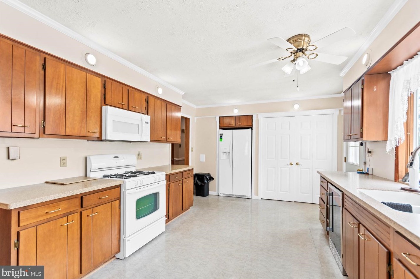 335 Pittsfield St, Pennsville NJ 08070-1924 exterior