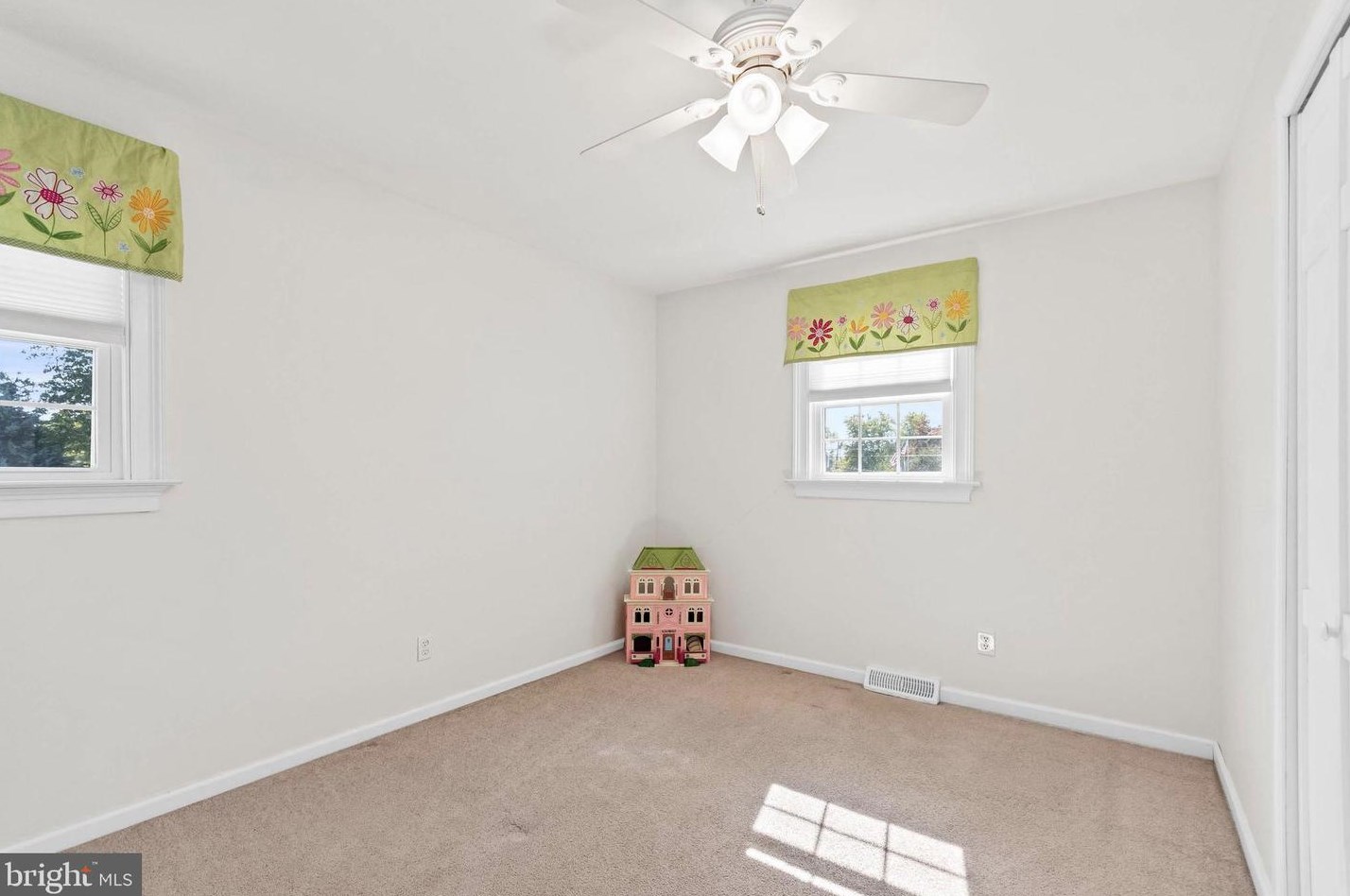 124 Riv Dr Ave, Pennsville NJ 08070-2247 exterior