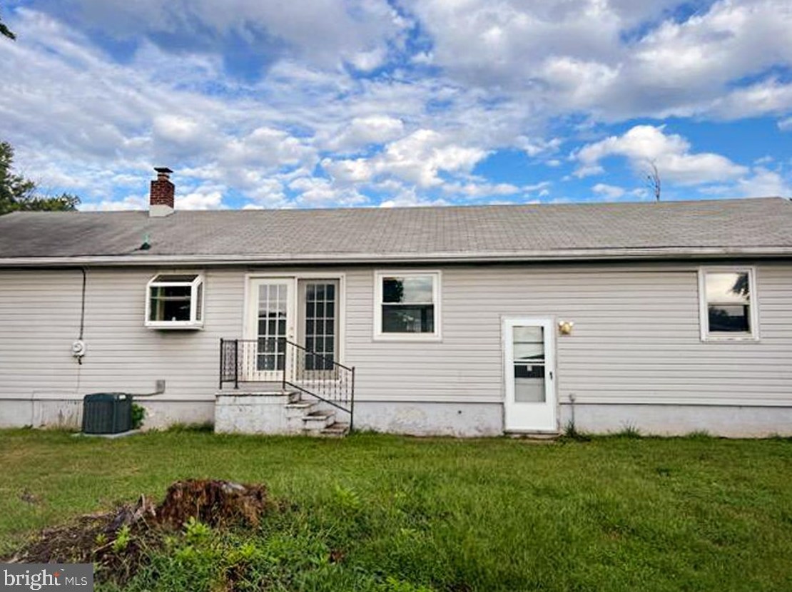 42 Penn Bch Dr, Pennsville NJ 08070-3643 exterior