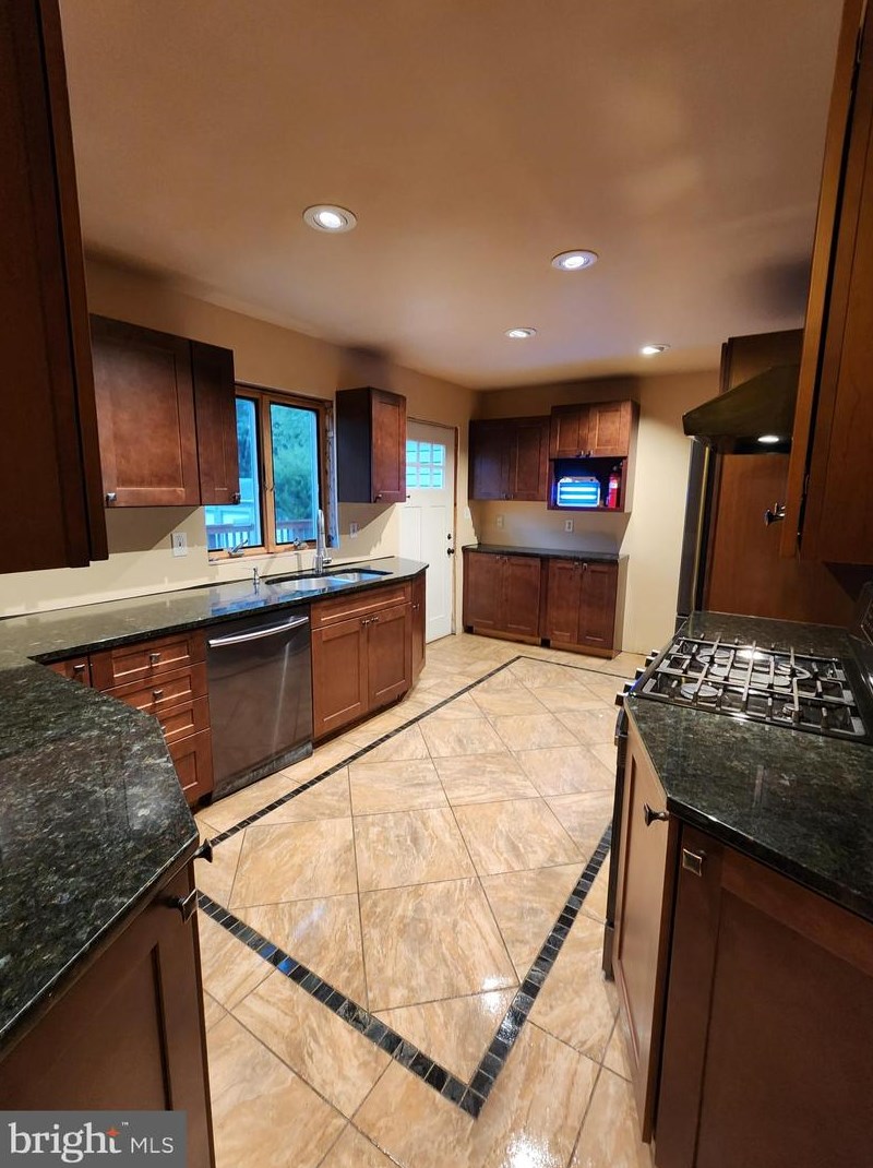 70 Heron Ave, Pennsville NJ 08070-1307 exterior