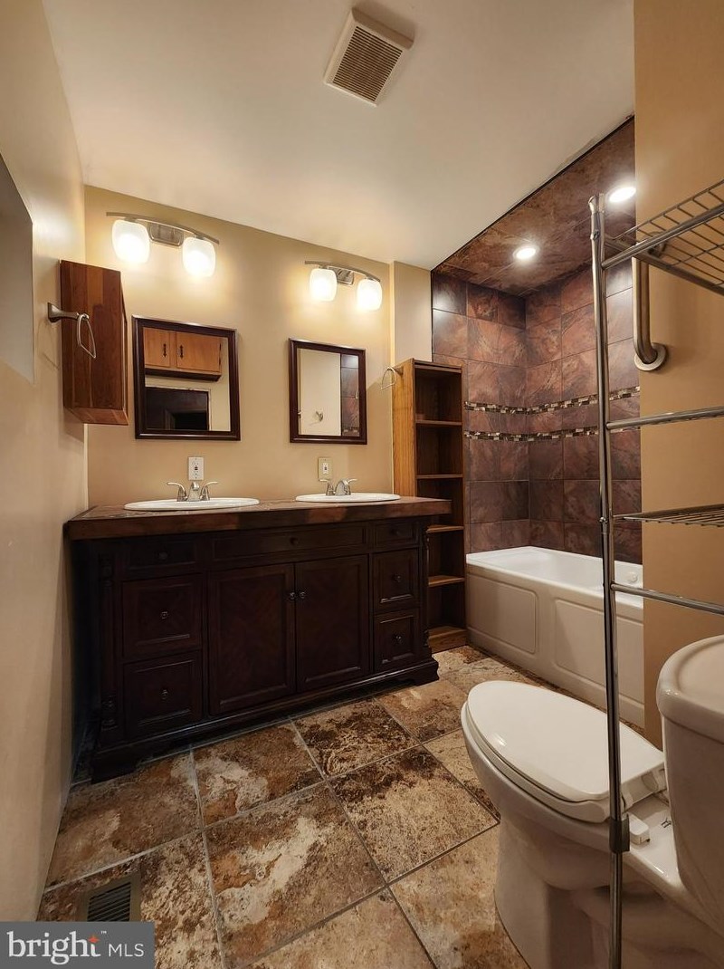 70 Heron Ave, Pennsville NJ 08070-1307 exterior