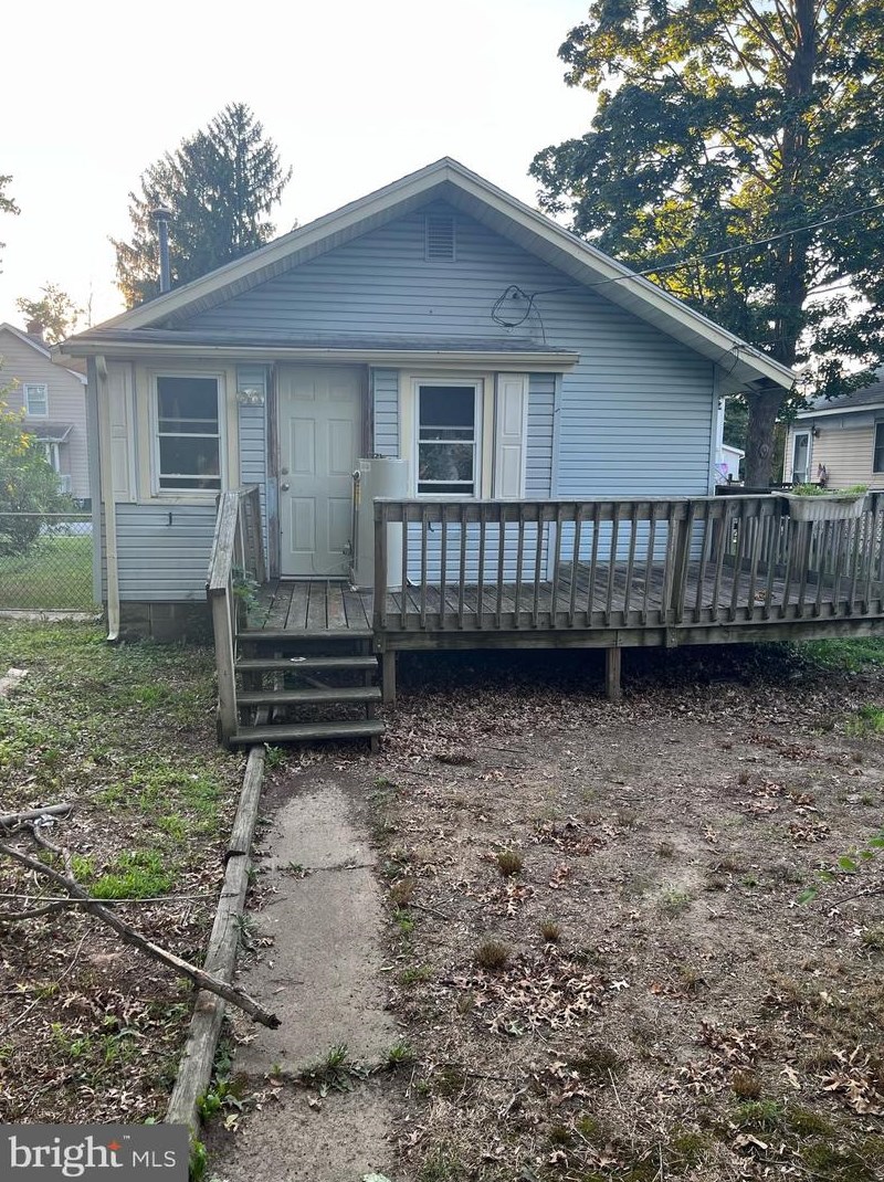 287 C St, Carneys Point Township NJ  08069-2334 exterior