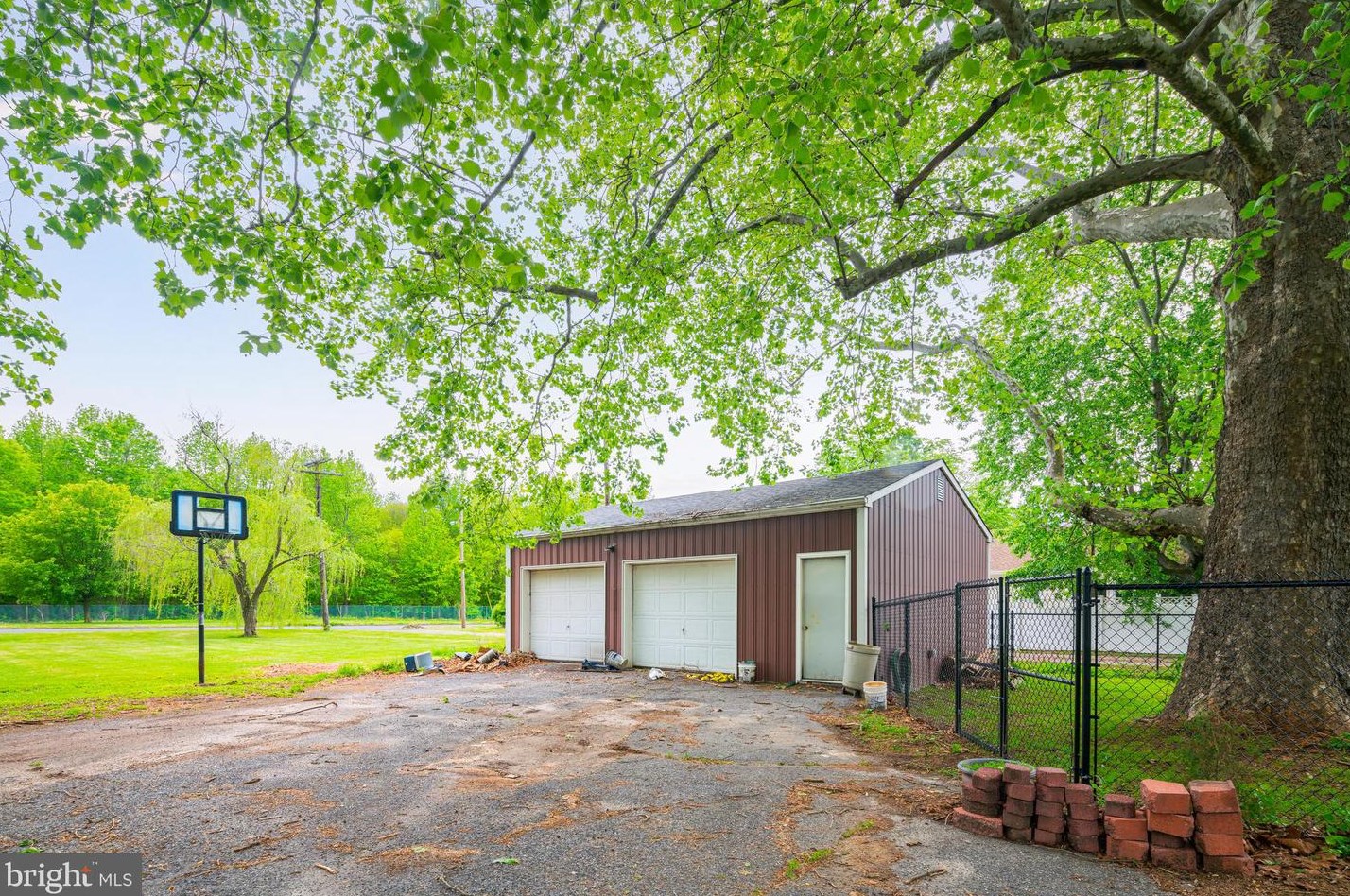 292 C St, Carneys Point Township NJ  08069-2337 exterior