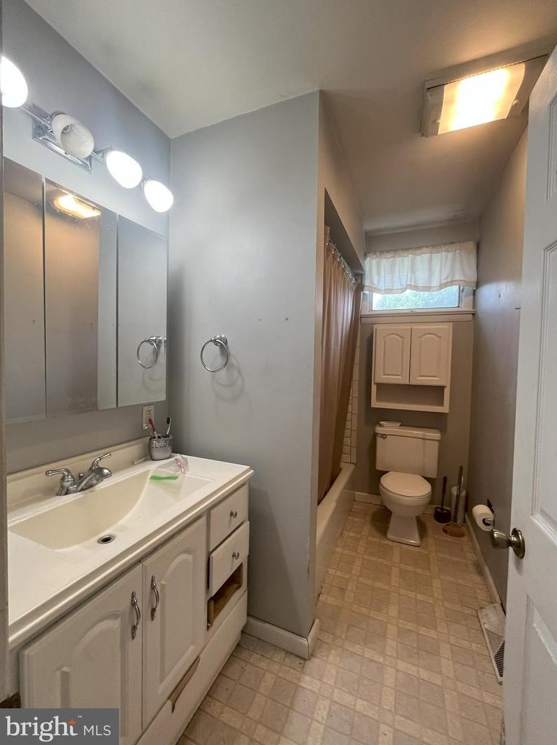 51 Penn Bch Dr, Pennsville NJ 08070-3643 exterior