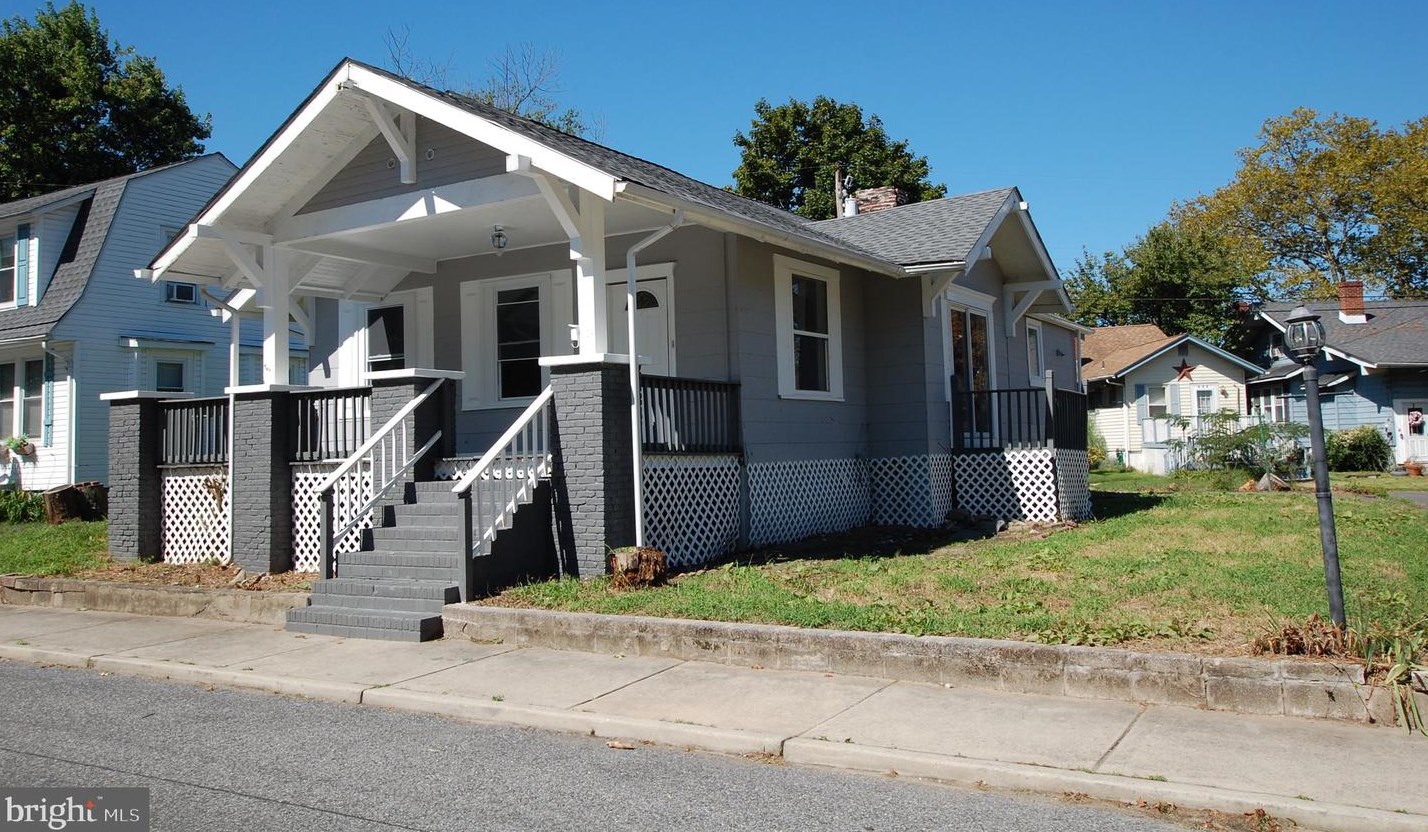 310 State St, Carneys Point Township NJ  08069-1932 exterior