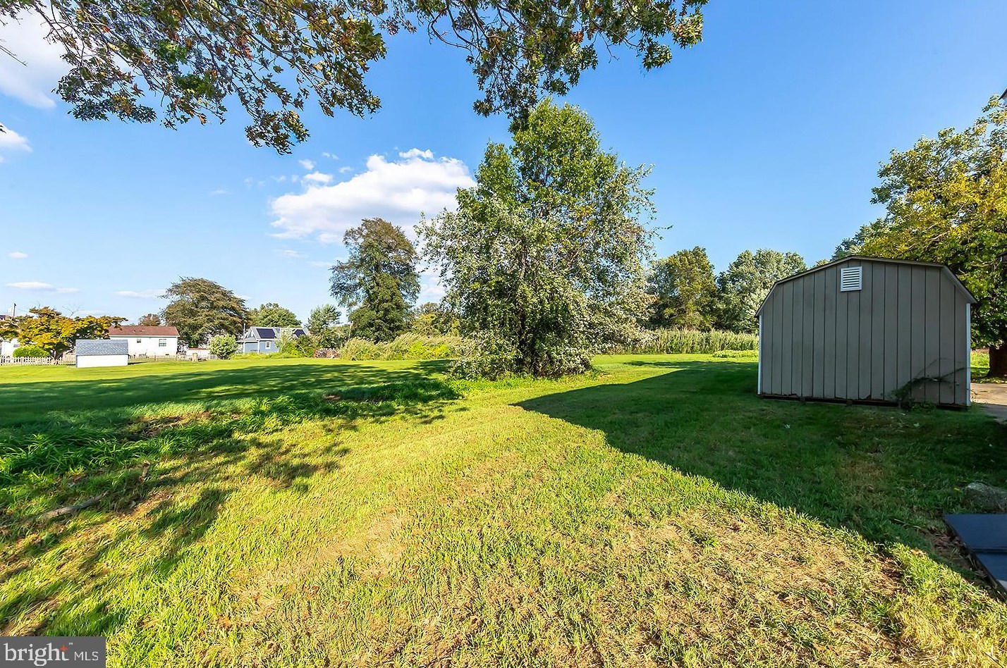 2 Riv Pl, Pennsville NJ 08070-3225 exterior