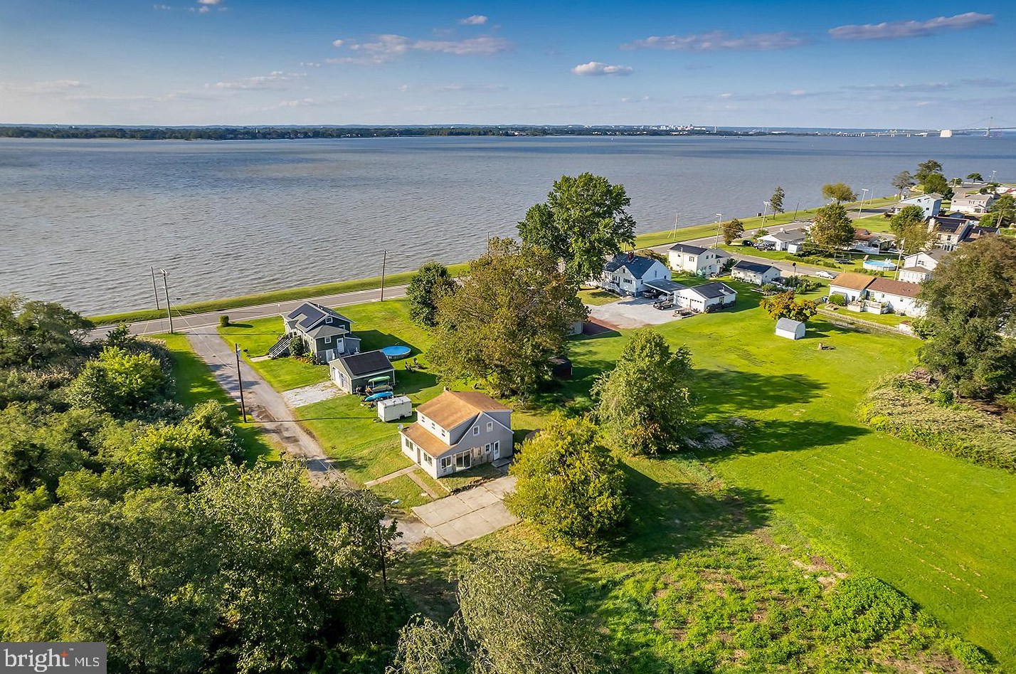 2 Riv Pl, Pennsville NJ 08070-3225 exterior