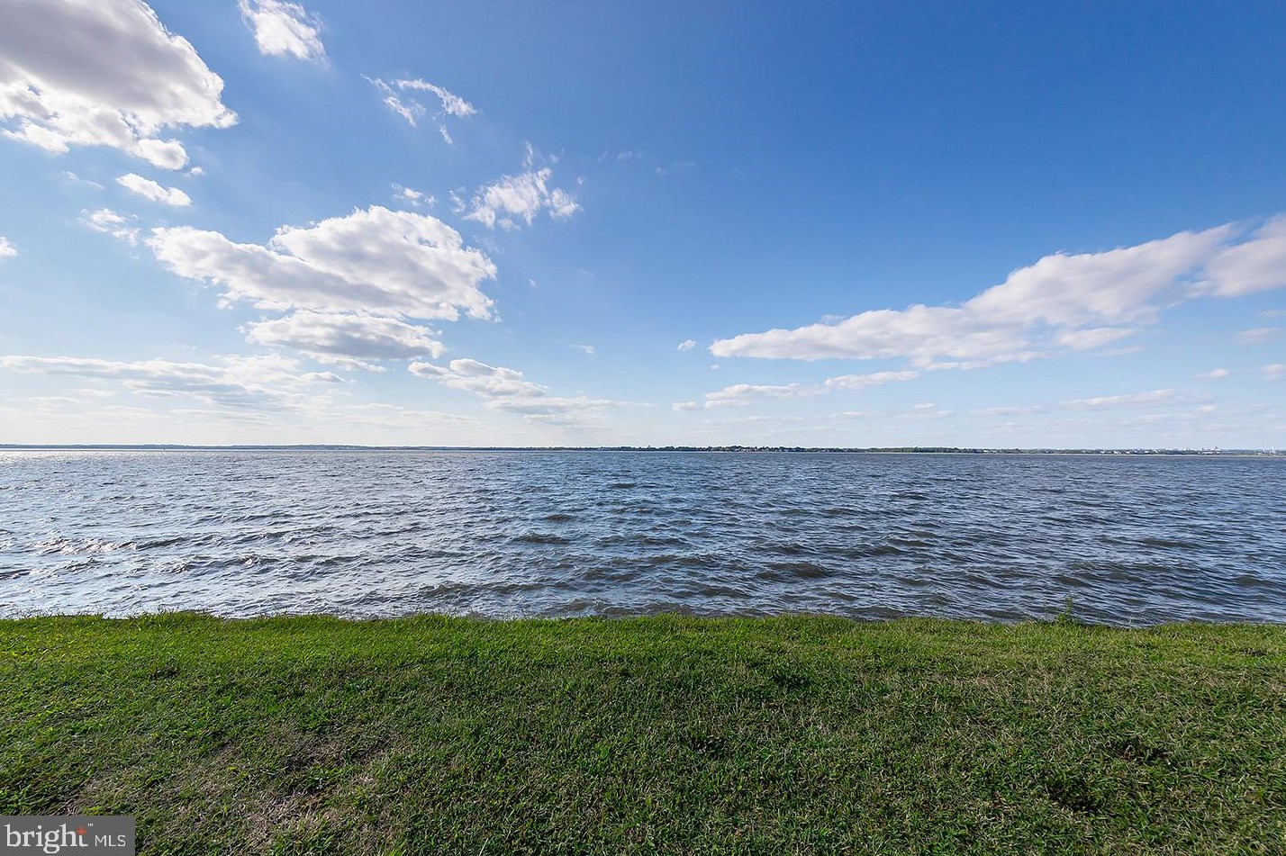 2 Riv Pl, Pennsville NJ 08070-3225 exterior