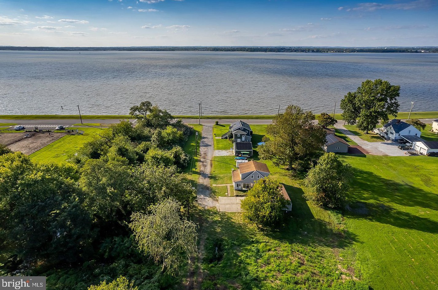 2 Riv Pl, Pennsville NJ 08070-3225 exterior