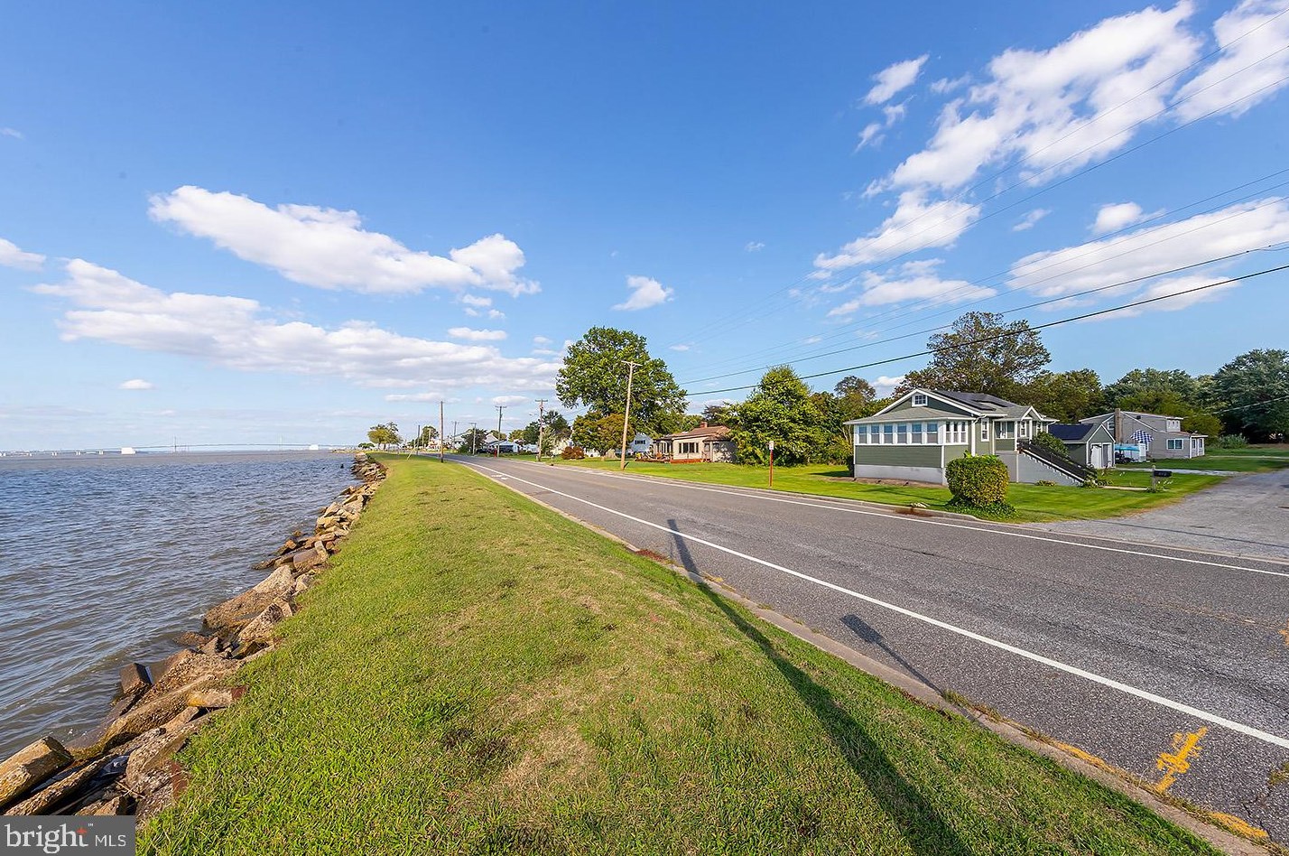 2 Riv Pl, Pennsville NJ 08070-3225 exterior