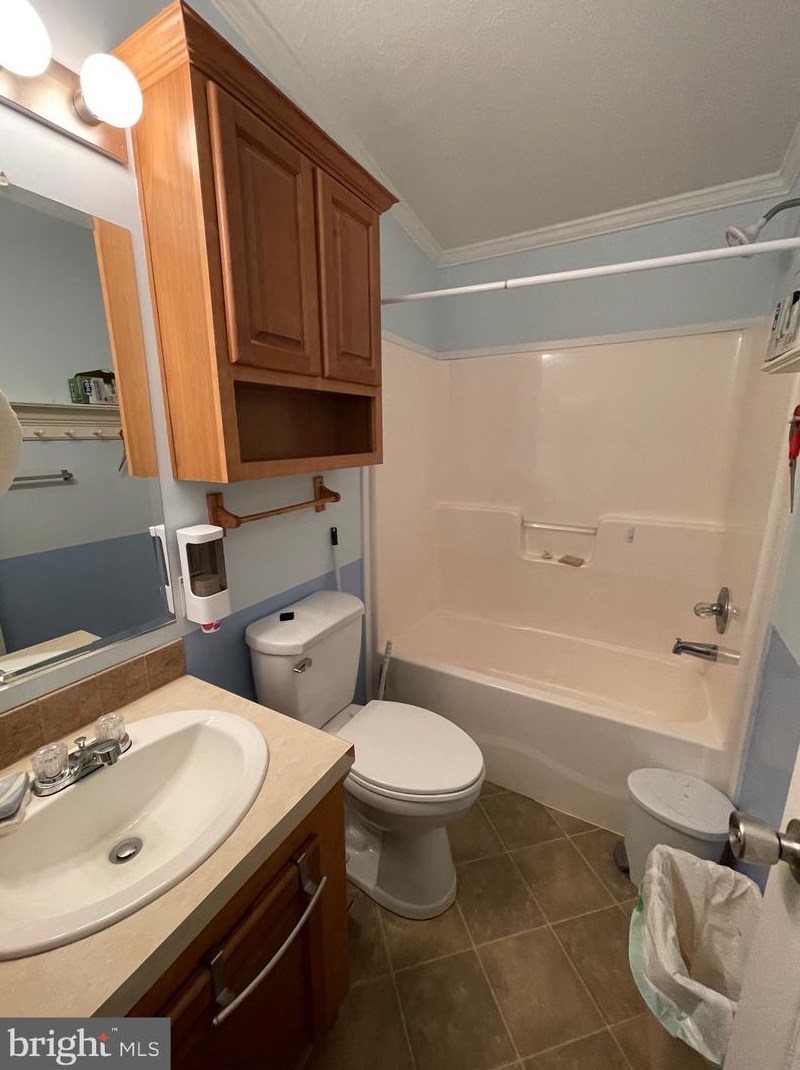 80 Mobile Dr, Pennsville NJ 08070-1039 exterior