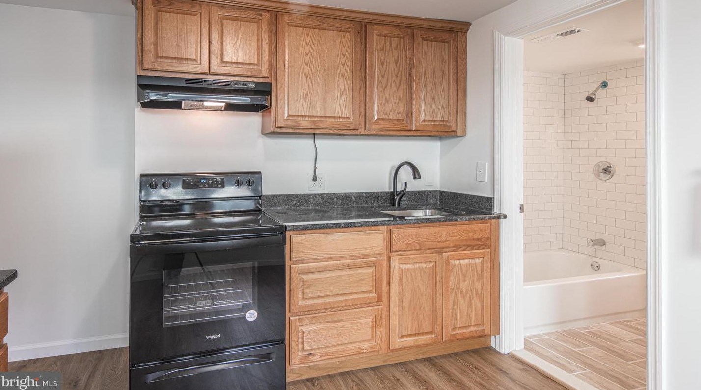 204 Broad St, Carneys Point Township NJ  08069-1906 exterior