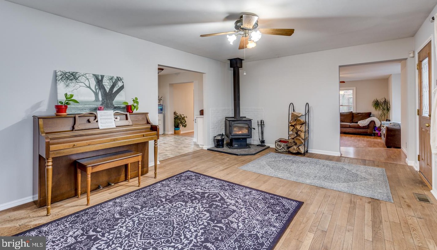 15 Commissioners Pike, Pilesgrove NJ 08098-2033 exterior