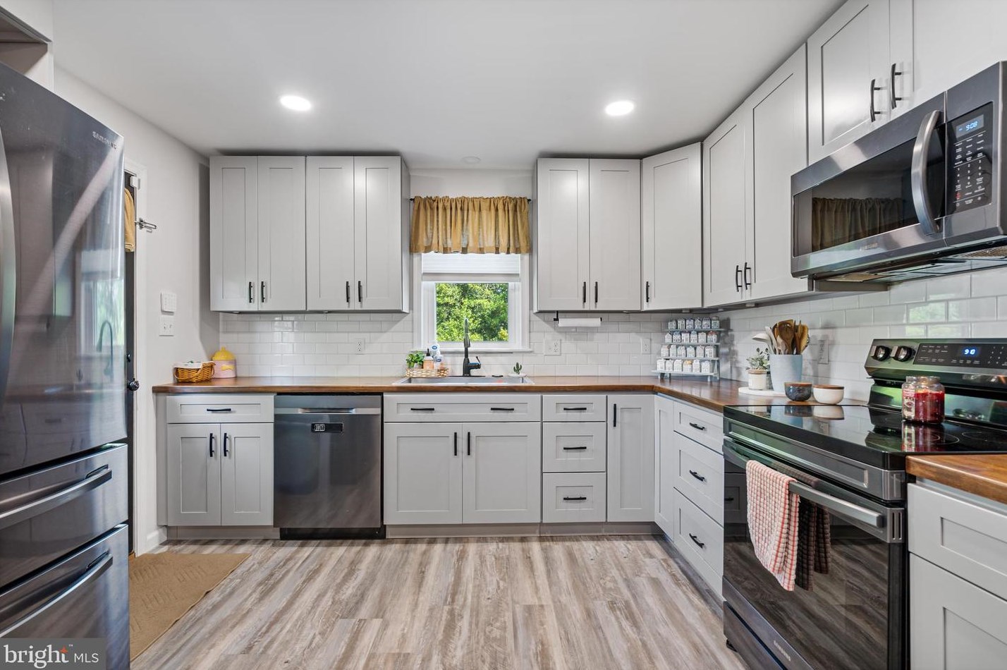 75 Heron Ave, Pennsville NJ 08070-1308 exterior