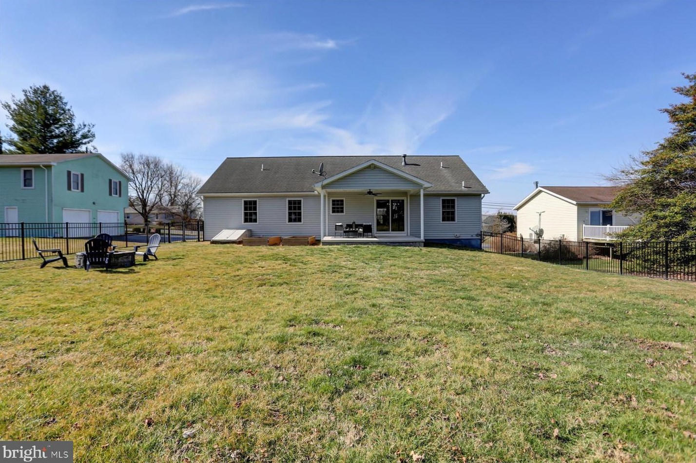 993 Heritage Dr, Gettysburg PA  17325-8973 exterior