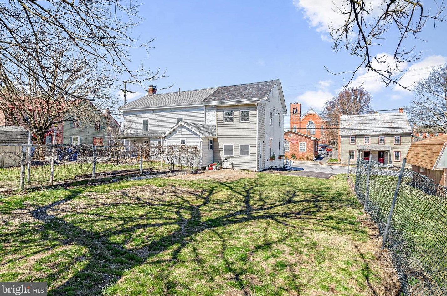 105 King St, Abbottstown PA  17301-9564 exterior