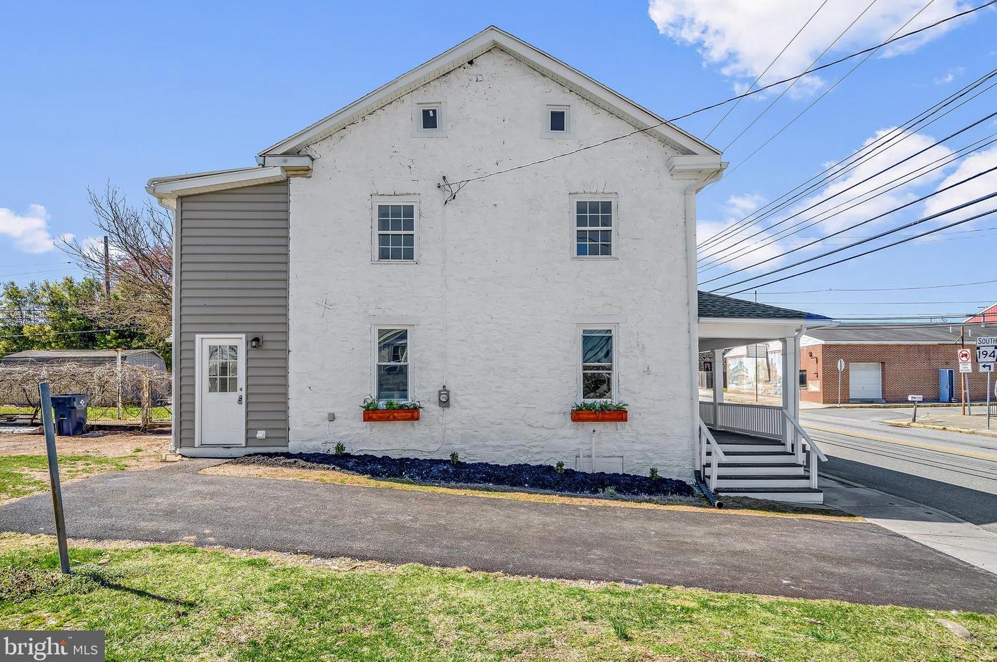 105 King St, Abbottstown PA  17301-9564 exterior