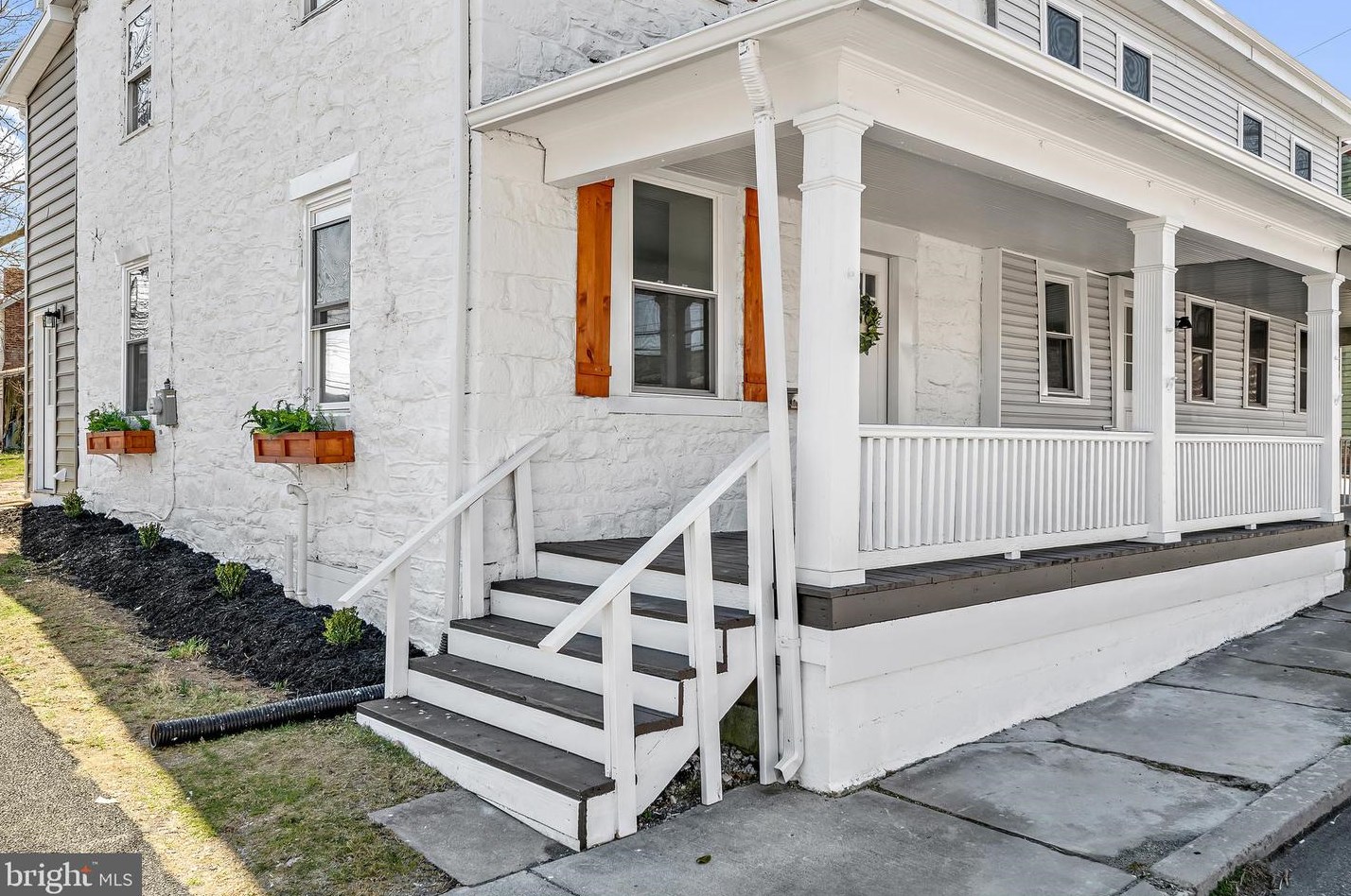 105 King St, Abbottstown PA  17301-9564 exterior