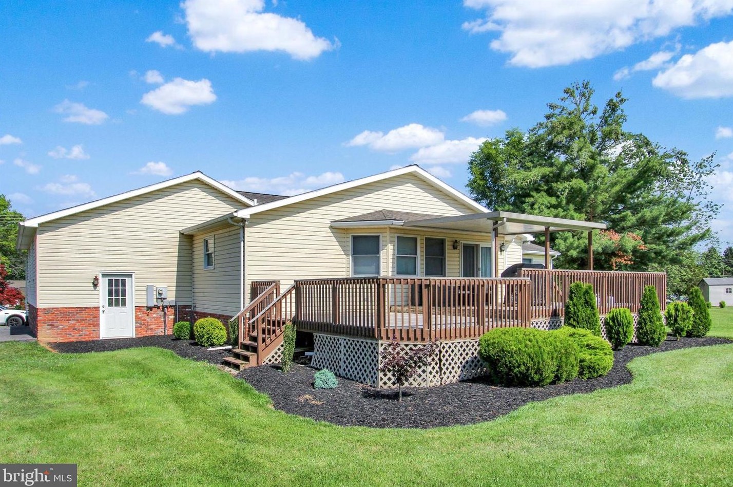 575 Lake Meade Dr, East Berlin PA  17316-9326 exterior