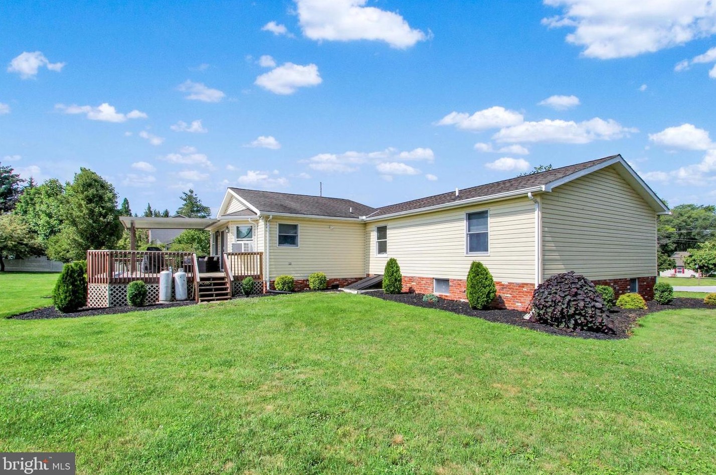 575 Lake Meade Dr, East Berlin PA  17316-9326 exterior