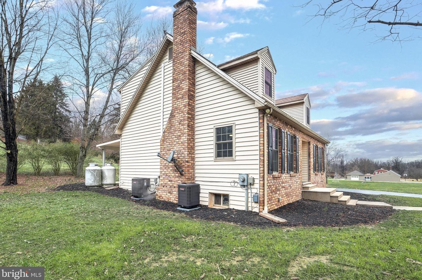 665 Abbottstown Pike, Abbottstown PA  17301-9784 exterior