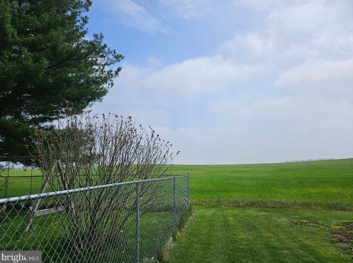 725 Littlestown Rd, Littlestown PA 17340-9621 exterior