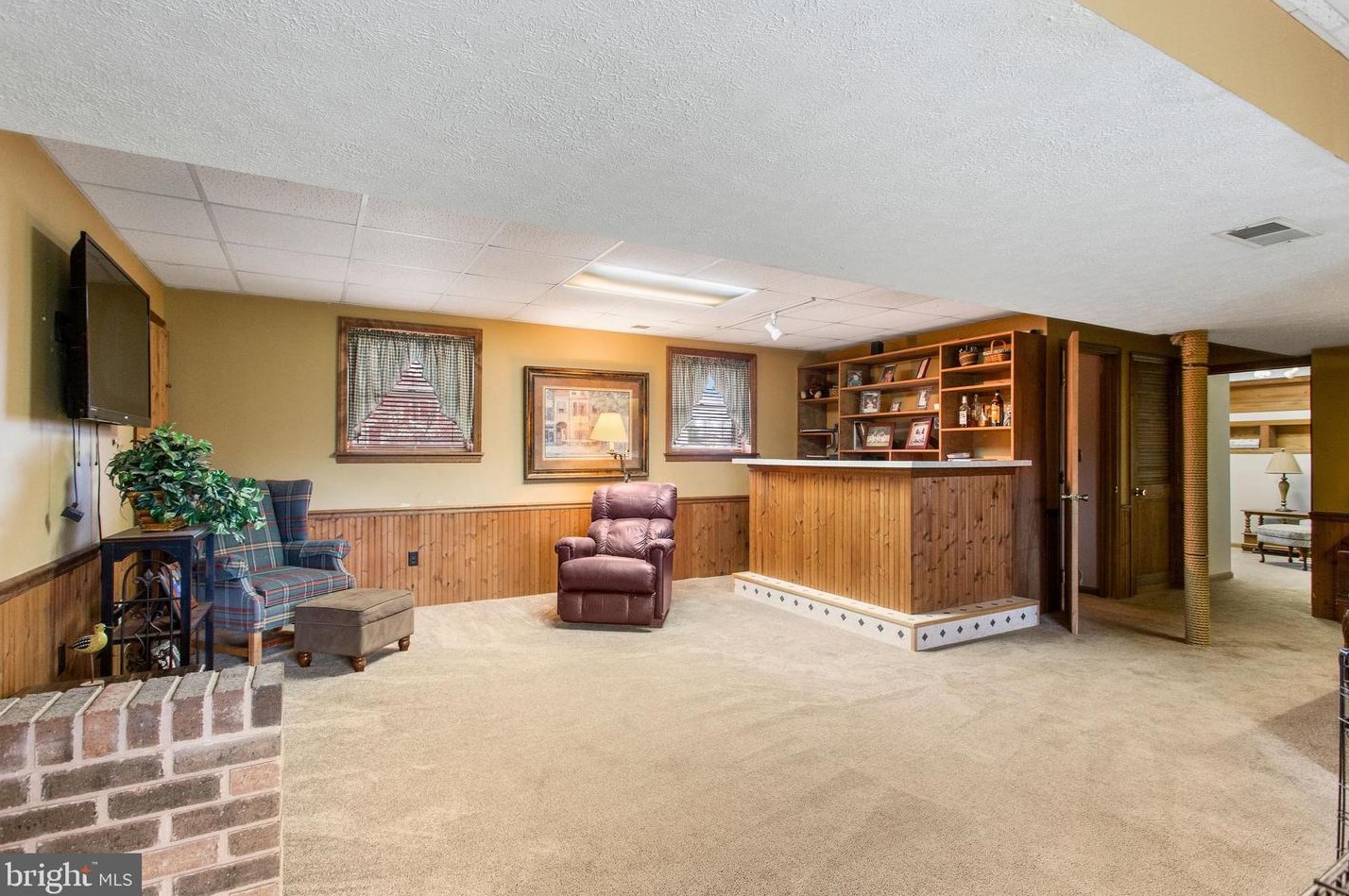 231 Lincoln Dr, Hanover PA 17331-4906 exterior