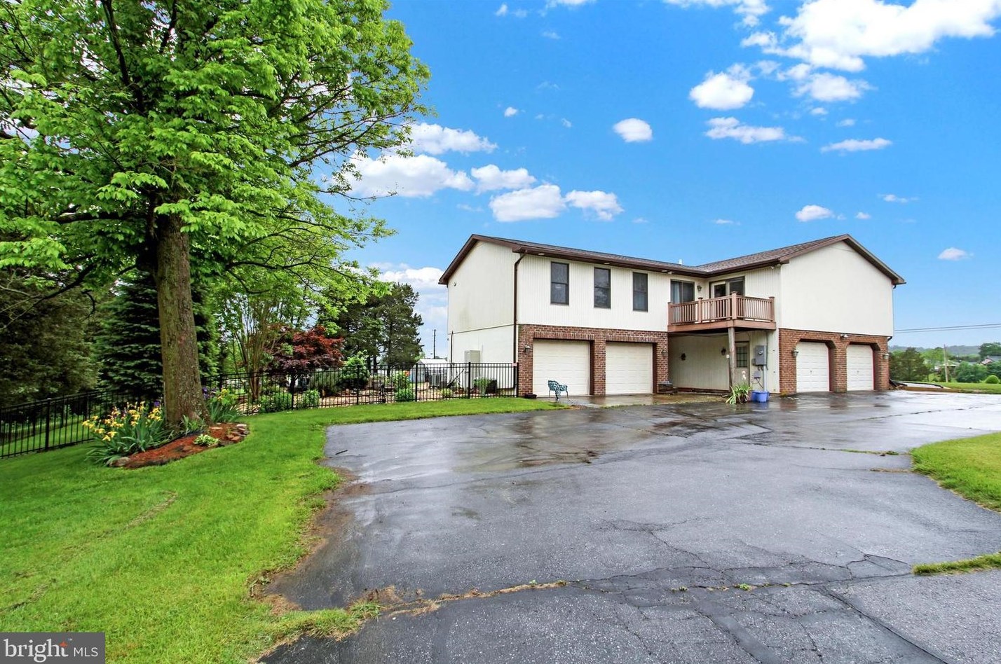 702 Heritage Dr, Gettysburg PA  17325-8977 exterior