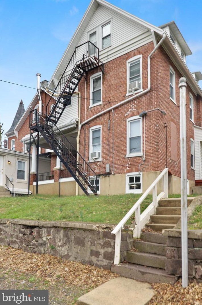 9 Church St, Hummels Store PA 19540-1733 exterior