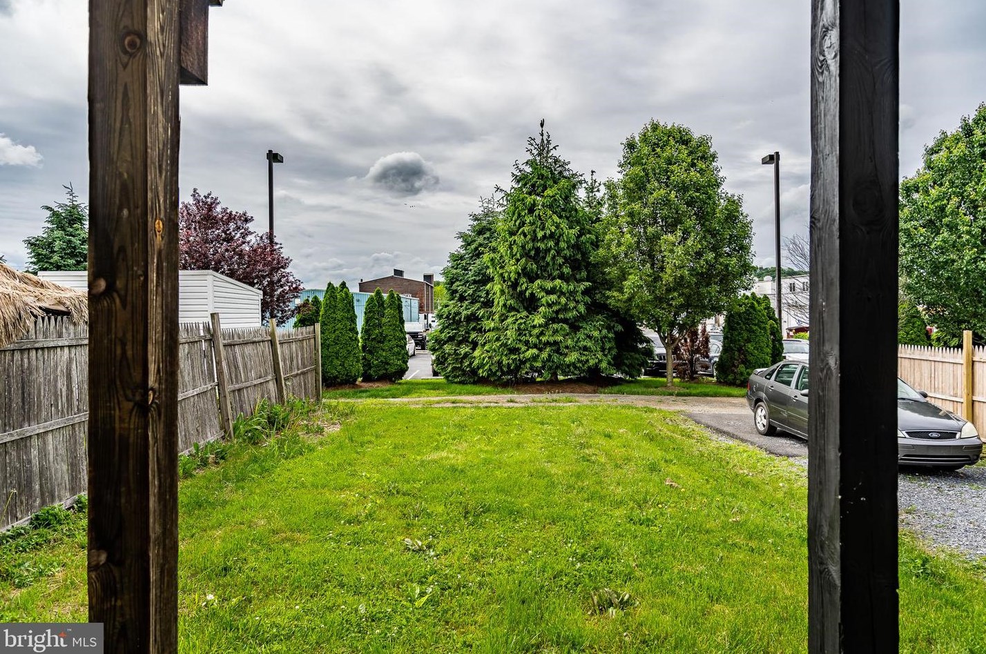 210 Upland Ave, Reading PA  19611-2081 exterior