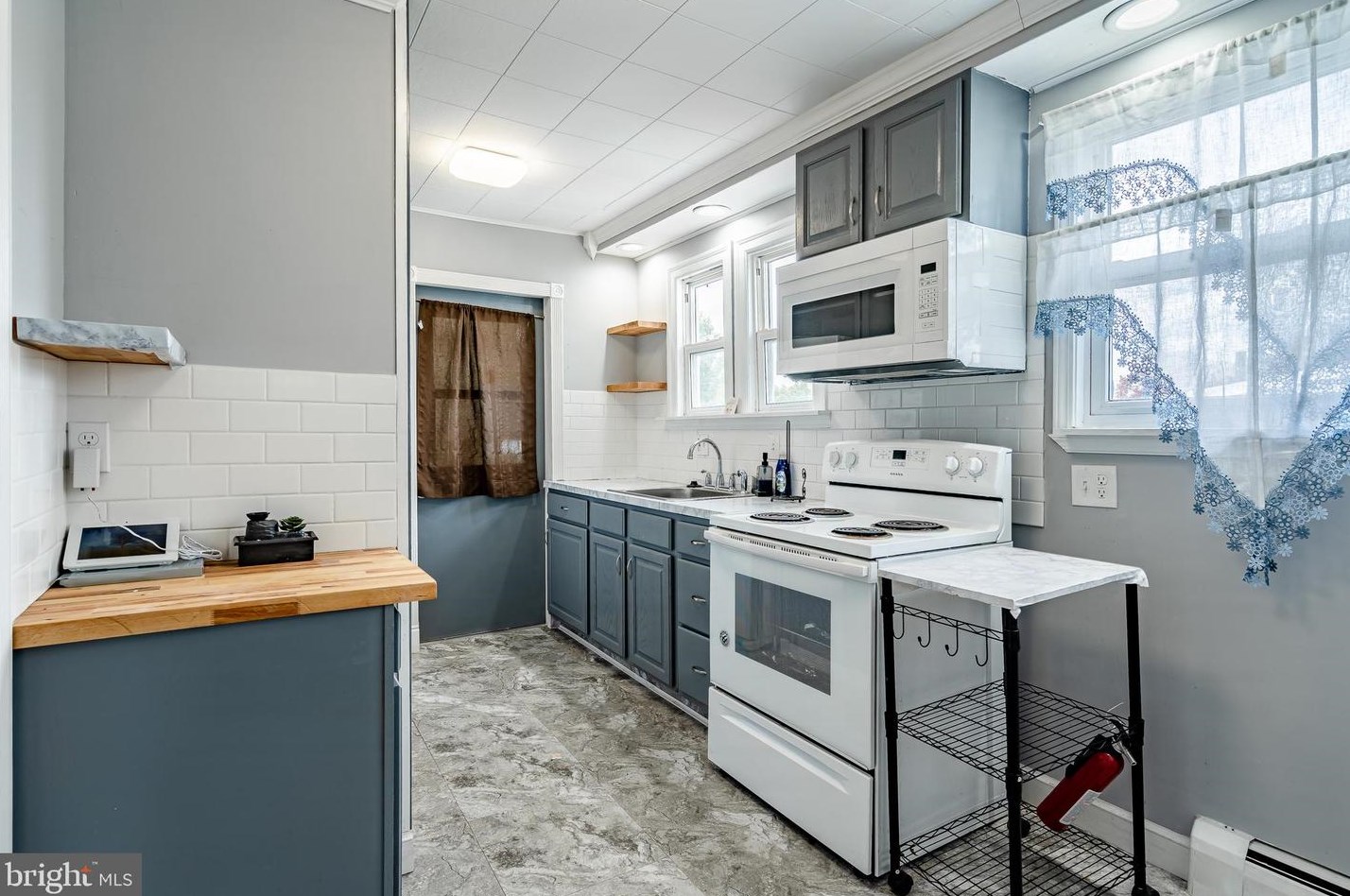 210 Upland Ave, Reading PA  19611-2081 exterior