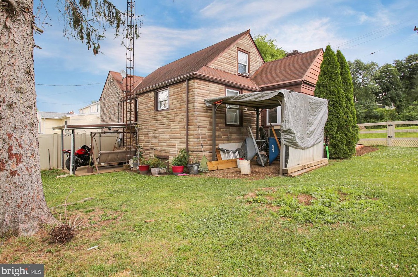 301 Butter Ln, Reading PA  19606-2224 exterior