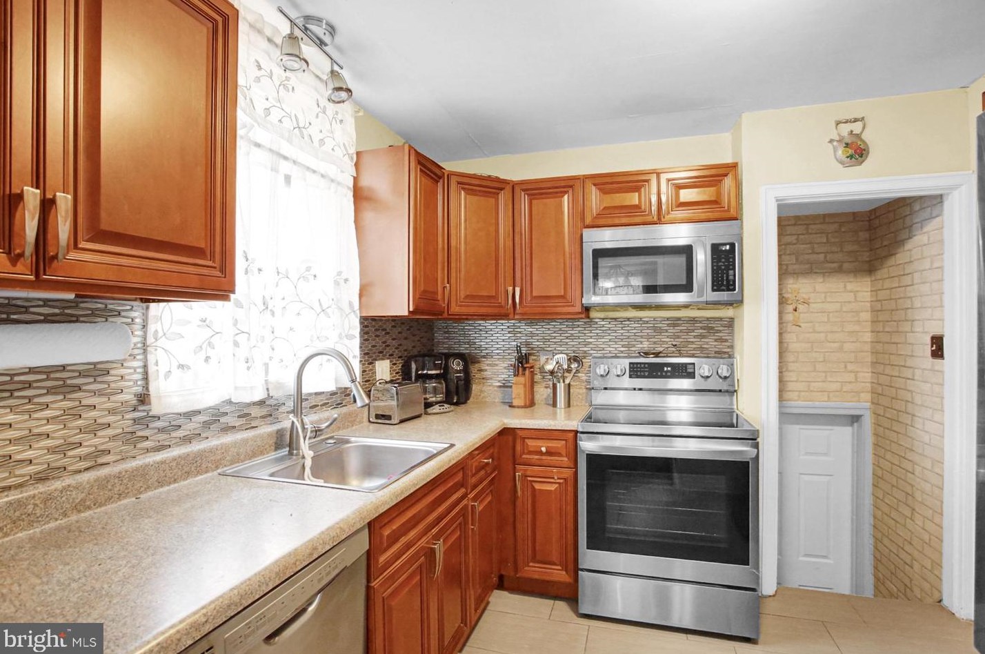 301 Butter Ln, Reading PA  19606-2224 exterior