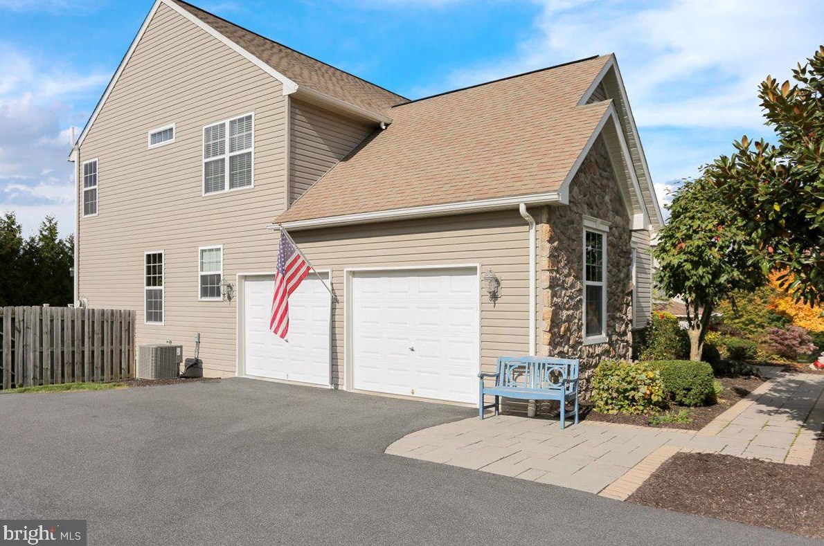 129 Herington Dr, Reading PA 19608-9067 exterior