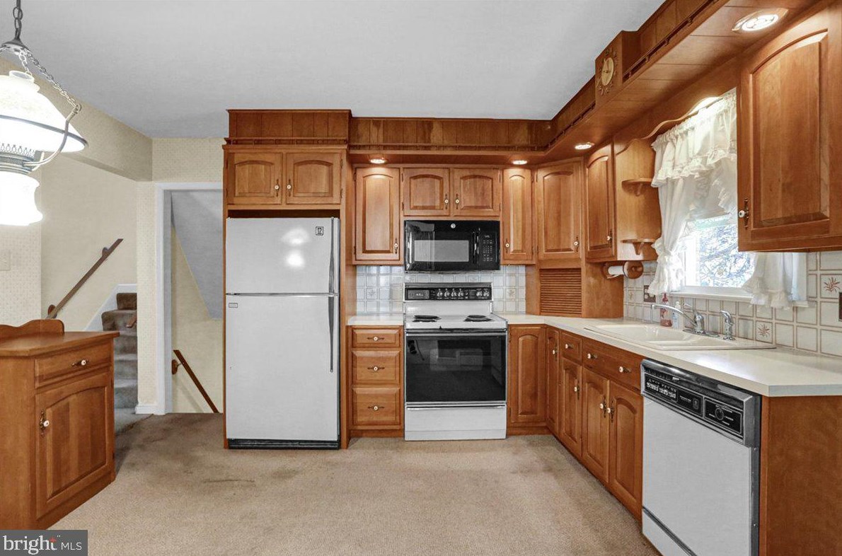 6 Maple St, Hummels Store PA 19540-1908 exterior